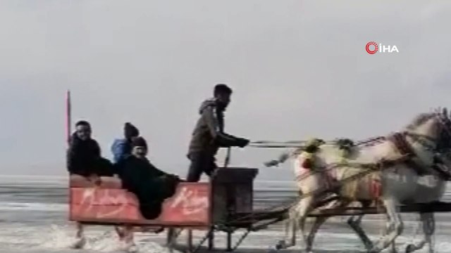 Donan Çıldır Gölü üzerinde atlı kızakla drift yaptılar