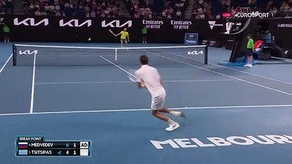 Une accélération long de ligne pour le break : Medvedev enfonce le clou dans le 2e set