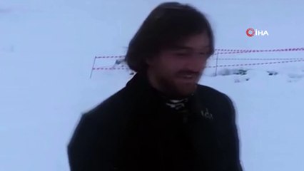 Eksi 5 derece soğukta karın içine balıklama atladı