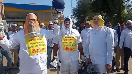 कांग्रेसी बने क्रिकेटर, मोदी,शाह व प्रधान के मुखौटे में मनाया जश्न