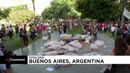 شاهد: أرجنتينيات يمثلن دور القتيلات اعتراضاً على جرائم قتل النساء المتزايدة