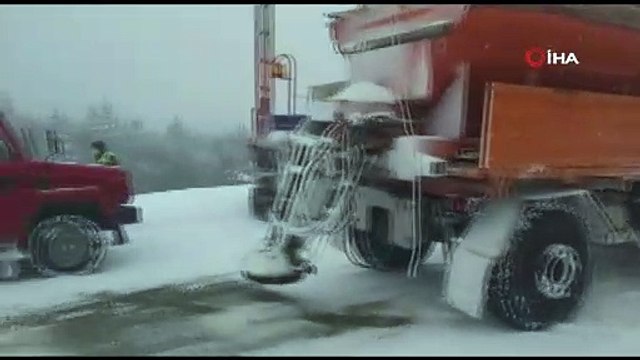 Kastamonu-Cide karayolunda kayan tır yolu kapattı