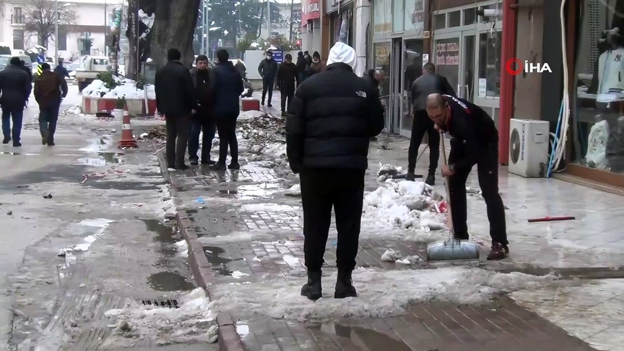 Yağan kara dayanamayan 3 iş yerinin tabelası böyle çöktü