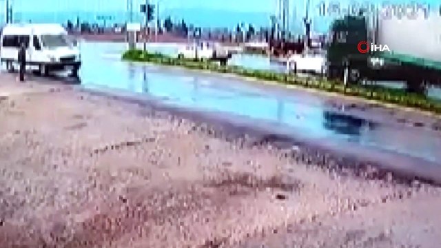 Tır, kırmızı ışıkta duran araca böyle çarptı
