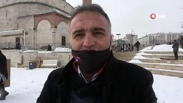 Sivaslılar, cuma namazını dondurucu soğukta karla kaplı zeminde kıldılar