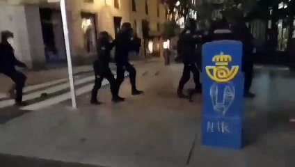 El agente de la UIP pateado por los ‘haselianos’ es una mujer policía, pero Irene Montero calla como una p…uerta