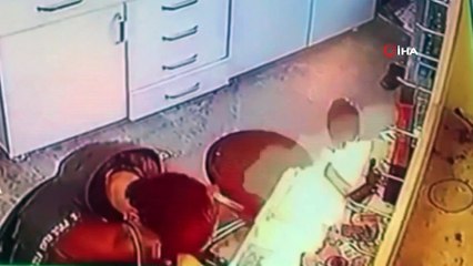 Tamir etmek istediği telefon bir anda alev topuna döndü...O anlar kamerada