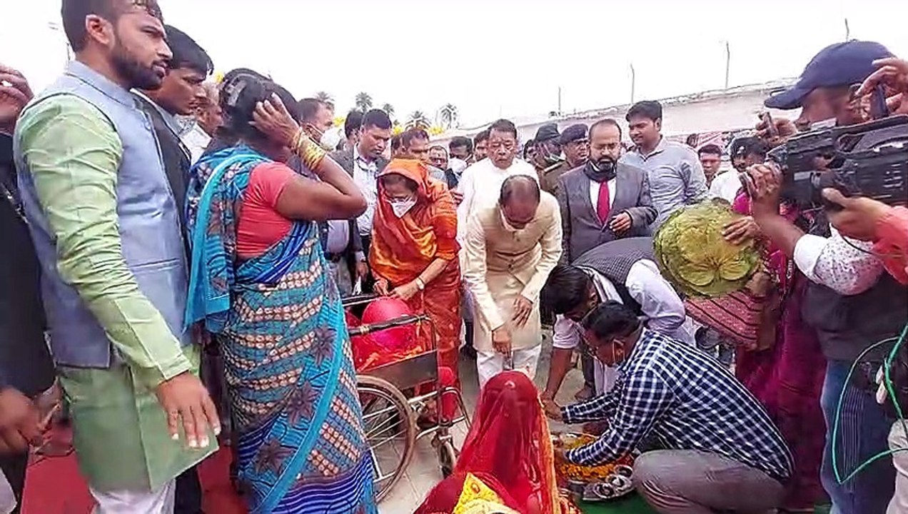मुख्यमंत्री शिवराज सिंह चौहान ने किया कन्या पूजन, सामूहिक कन्या भोज का भी हुआ आयोजन