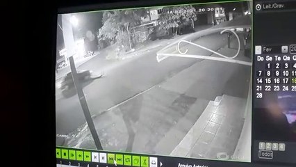 Câmera registra colisão entre carro e moto no Bairro Universitário