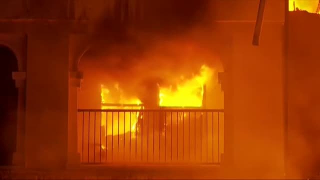 Las bocas de incendios congeladas complican las labores de extinción de un incendio en Texas