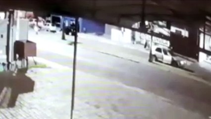 Agressão na Av. Brasil: Imagens mostram o momento em que ocupantes descem do carro e vão em direção à vítima