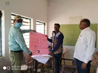 शाला अवलोकन के दौरान बीआरसीसी ने की टीएलएम चार्टों व नवाचारी कार्यों की प्रशंसा की