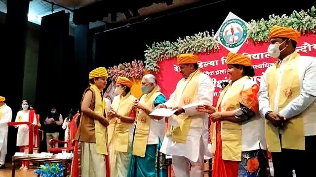 देवी अहिल्या विश्वविद्यालय का दीक्षांत समारोह संपन्न, कृति जैन को मिले 8 गोल्ड मेडल