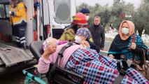 Otomobil zeytinliğe uçtu, itfaiyeci yaşlı kadını sırtında ambulansa taşıdı