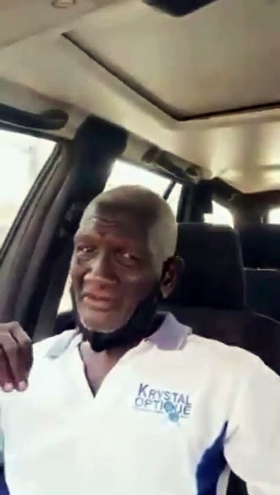 Togo : ce vieil homme qui se bat chaque jour pour vendre en bord de route émeut les internautes