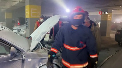 Kapalı otoparkta lüks araç alevlere teslim oldu