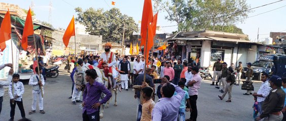 छत्रपति शिवाजी के वेश में घोड़े पर सवार हुआ युवा, शान से निकली शोभायात्रा