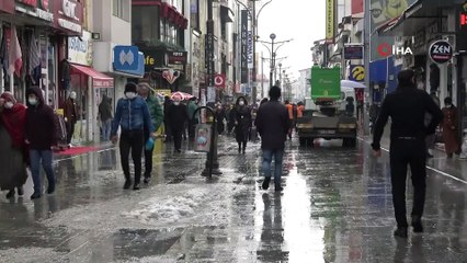 Ağrı’da aralıklarla etkisini sürdüren kar yağışı kenti beyaza bürüdü