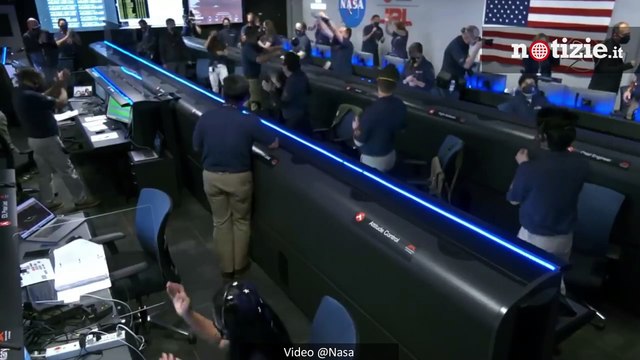 Marte, l'atterraggio del rover Perseverance: lacrime e applausi alla Nasa