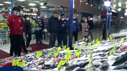 Antalya’da sokağa çıkma kısıtlaması öncesinde balık tezgahlarında yoğunluk