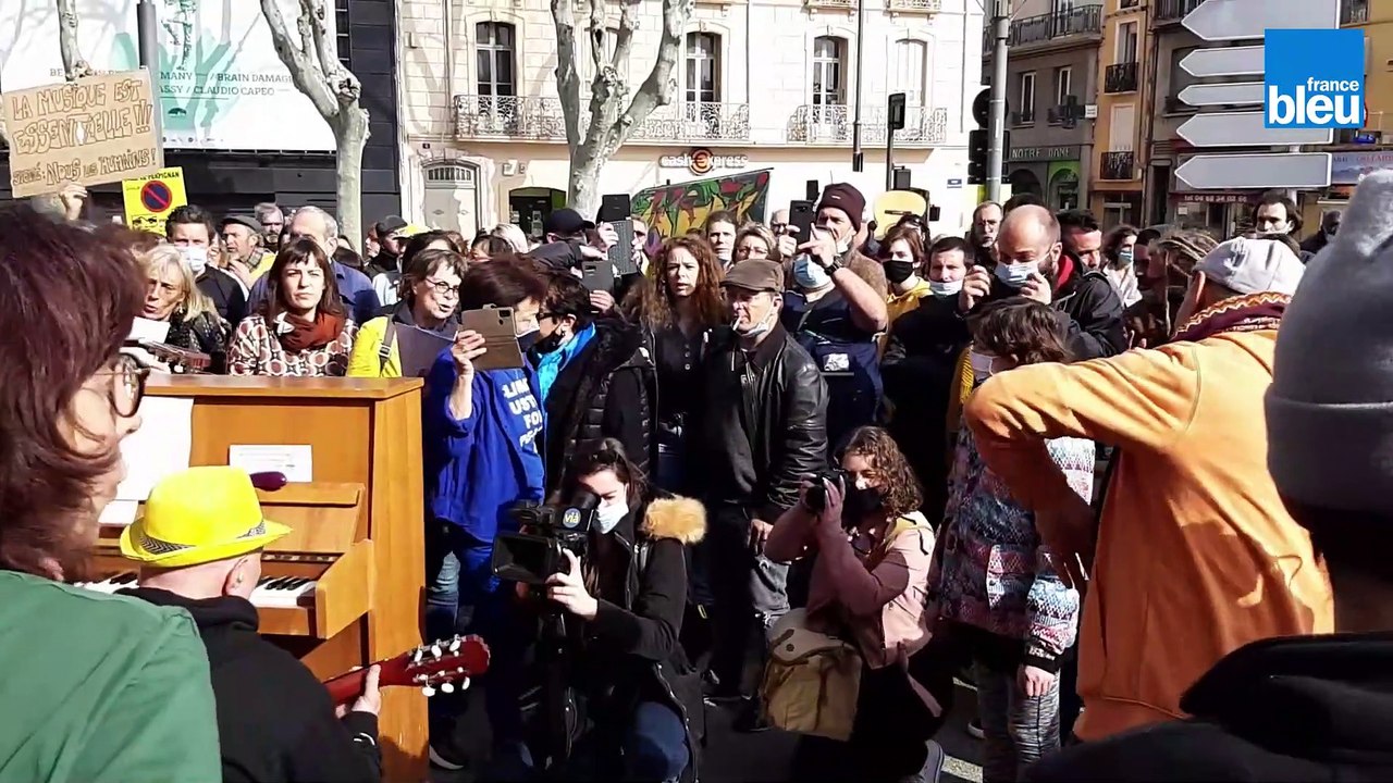 Près de 200 personnes dansent et chantent à Perpignan pour la réouverture des salles de spectacle