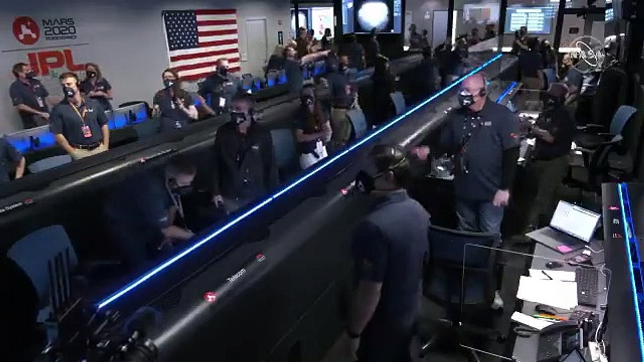 Asi celebró el equipo de la NASA  el exitoso at...