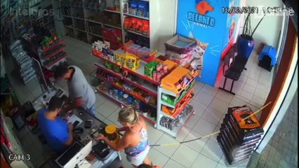 Cachorro é flagrado "furtando" petisco em pet shop