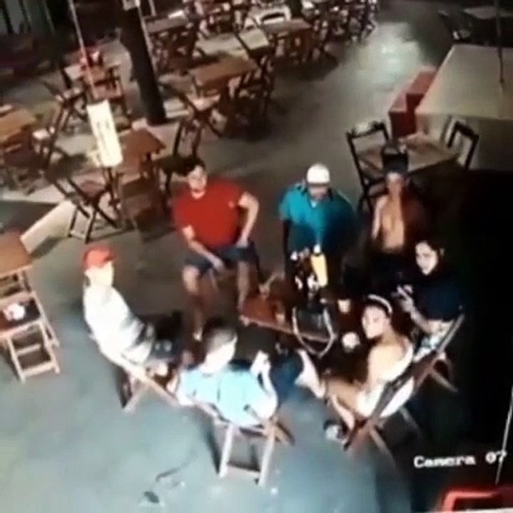 Brésil : elle rentre dans un bar et @bat sans raison une jeune fille assise à côté de son mari
