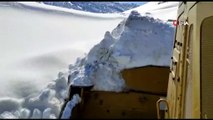 Yoğun kar ve fırtına nedeni ile zarar gören şebekeyi onarmaya giden görevliler mahsur kaldı