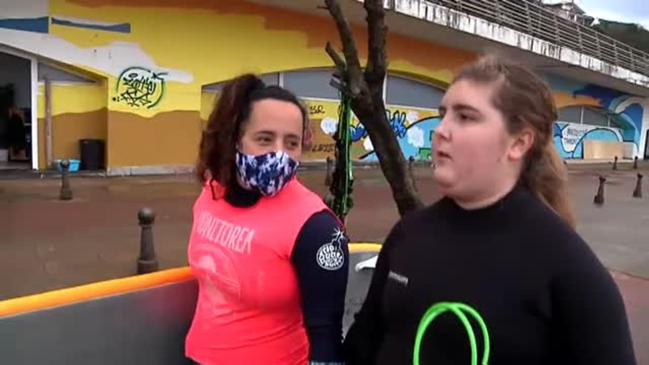 La pasión por las olas de Claudia, una joven surfista invidente