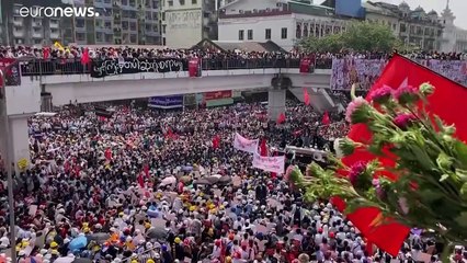 Cientos de miles de personas toman las calles de Birmania en plena huelga general