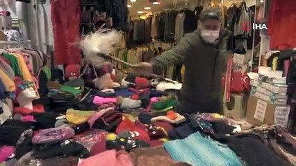 Dükkanı kapatıp 17 kilometre koşarak evine gidiyor