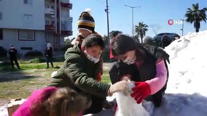 Çocuklar güneşli havada ayaklarına kadar gelen karda doyasıya eğlendi