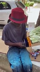 Un artiste de rue peint ce chef-d'oeuvre simplement avec ses doigts et sa chemise