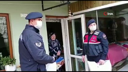 92 yaşındaki Mahide nineden Mehmetçik’e ilmek ilmek destek