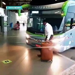 Motorista dança na rodoviária de Londrina e faz sucesso