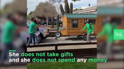 This woman is trying to buy a house with just a hair clip