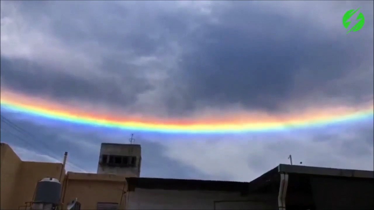 Il filme un arc en ciel complet qui entoure le soleil... magnifique