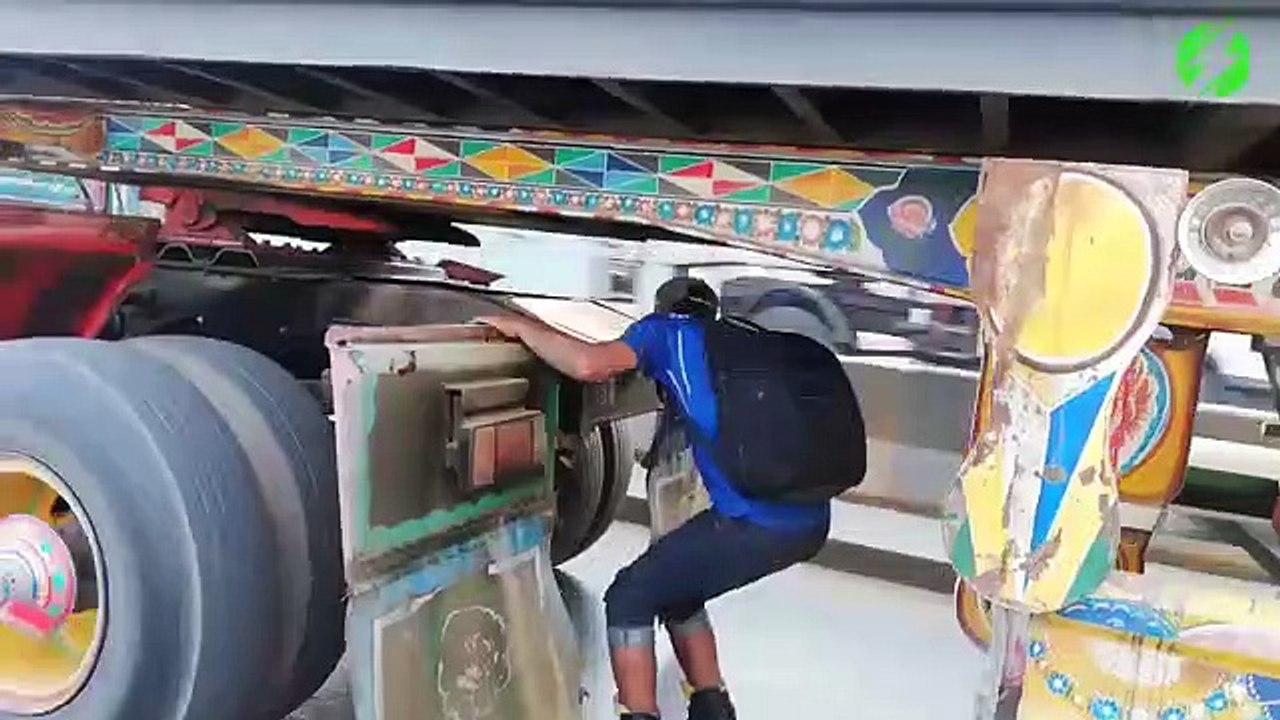 Ce rider à roller prend d'énormes risques dans le traffic routier