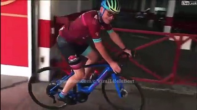 Ce cycliste est plus fort en vélo qu'à pied