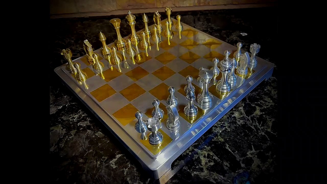 Un jeu d'échecs magnifique usiné en aluminium et laiton