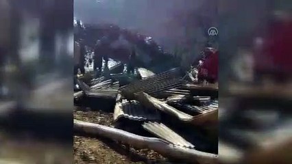 ADANA - Çıkan yangında bir ev kullanılamaz hale geldi