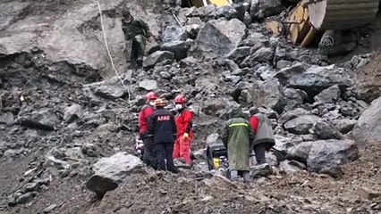 ARTVİN - İş makinesinin devrilmesi sonucu 1 işçi öldü, 1 işçi yaralandı (2)