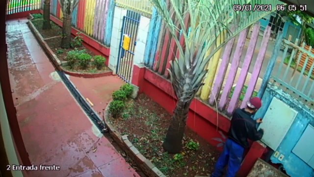 Imagens mostram primeiro furto em escola no Alto Alegre; no crime, ladrão quase levou um choque