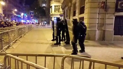 Manifestants davant la prefectura durant la quarta nit de manifestacions a Barcelona