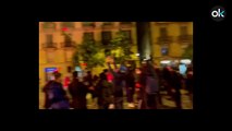 Contenedores de basura ardiendo en una nueva noche de protestas en Barcelona en apoyo a Pablo Hasél