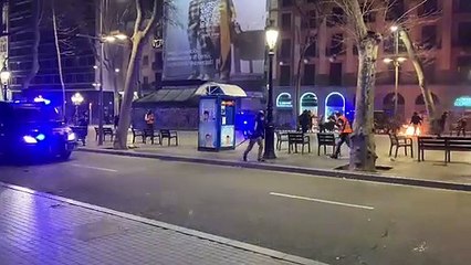 Descargar video: Els Mossos dispersen els manifestants amb passades dels furgons a Barcelona