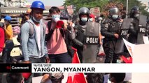 شاهد: سقوط أول ضحية في صفوف المحتجين على الانقلاب العسكري في ميانمار