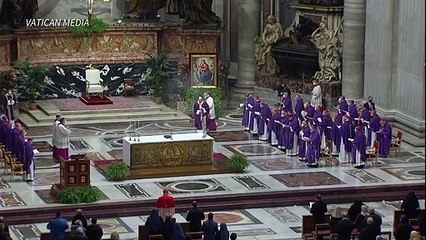 Papa aprova orçamento com déficit