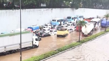 Tol JORR Banjir, Antrean Kendaraan Capai 2 Km